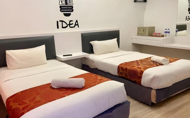 Hotel Zamburger Plaza Mahkota - photo 5