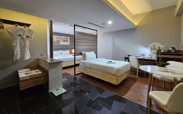 Days Hotel and Suites Fraser Business Park KL - photo 2