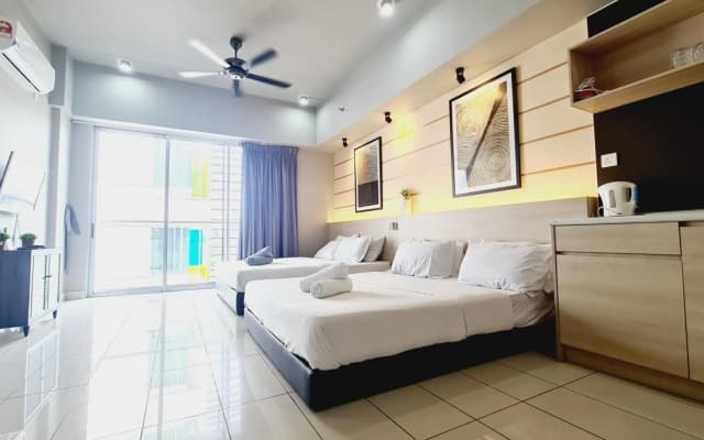 Aeropod 2 Queen Bed Near Airport & KK city Free Parking Netflix - photo 3
