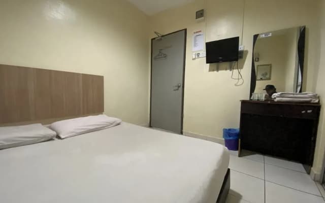 OYO 89760 Harmoni Inn Hotel - photo 4