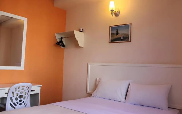 Victoria Hotel and Hostel - photo 4