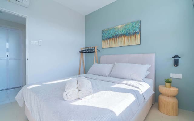 Stylish 3BR Stay Near Gurney Drive, Free Parking - photo 4