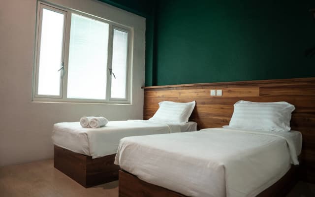Room V @ Jalan Sultanah Near Bus Stop Batu Pahat - photo 3