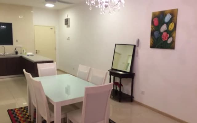 Lawang Suite 2 Bedroom Corner Apartment - photo 2