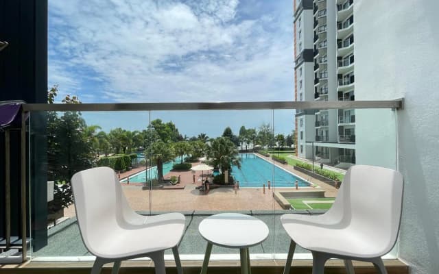 Heavenly@Timurbay - 2 Bedroom Poolfront Apartment - photo 3
