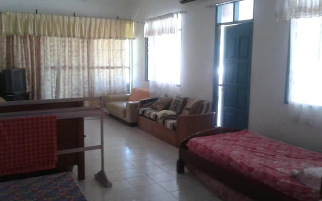 Homestay Aircond Pantai Timur Chalet Guest House Kak Mah - photo 3