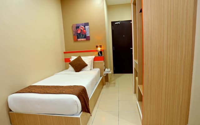 Orange Inn Hotel - photo 2