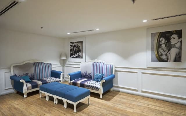 OYO Home 44050 Essential Studio Empire Marriot - photo 2