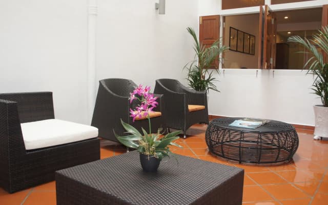Heeren Straits Hotel - photo 2
