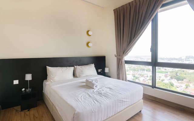 Modern 2BR Stay, Pool, Near Jonker St Melaka - photo 2