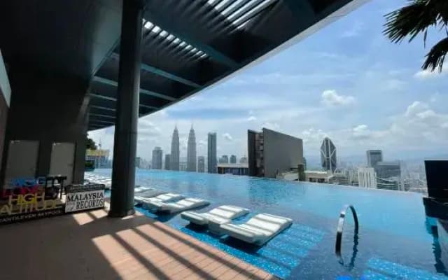 Eaton Residences by Romeo Bnb - photo 3