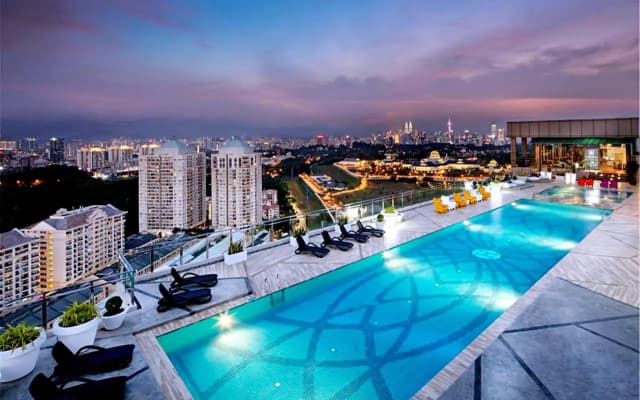 SKY POOL Elegant & Comfy Suite 2-4Pax at KL City - photo 3