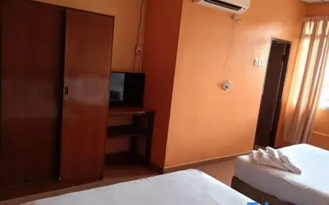 White House Hotel Kluang - photo 4