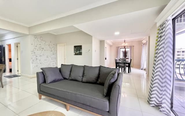 PENTHOUSE MARINA COURT VACATION HOME 5 BEDROOMS KOTA KINABALU 15pax - photo 2