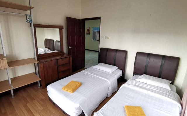 5 Bedrooms Penthouse 3 Bedrooms Apartment Marina Court Resort Condominium - photo 5