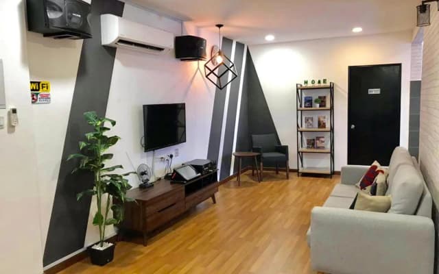 W Boutique Suite-up to 10pax with family karaoke. - photo 4