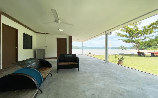 OYO Home 90319 Ambong Bay Resthouse Homes - photo 3