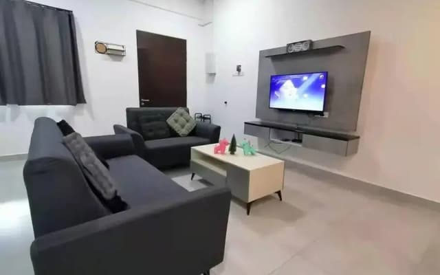 Cameron top31 golden hills night market homestay - photo 2