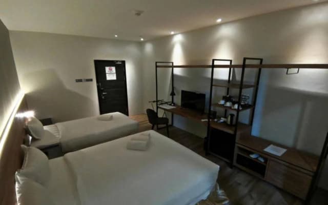 Roxy Hotel Padungan - photo 2