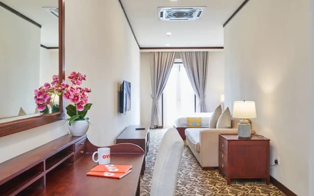 OYO Home 44077 The Platinum Hotel & Suites- King - photo 5