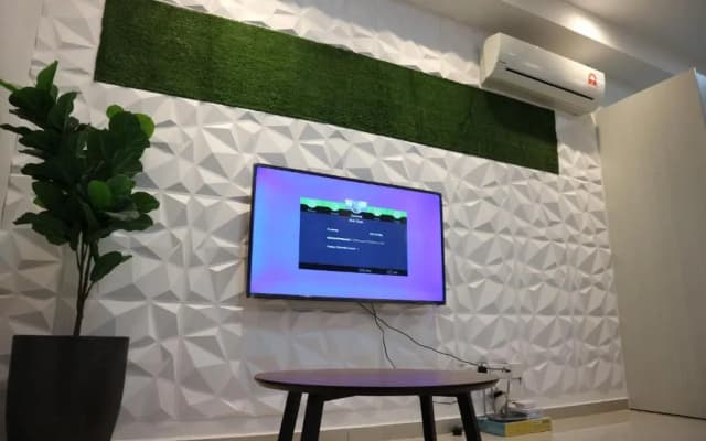 Vince's ICity designer suite central i-city with pool ,wifi free parking - photo 2
