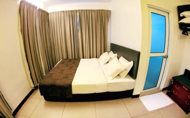Lux Private Hotel - photo 2