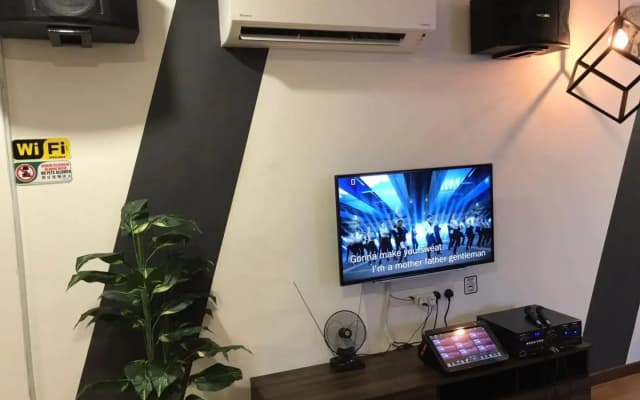W Boutique Suite-up to 10pax with family karaoke. - photo 3