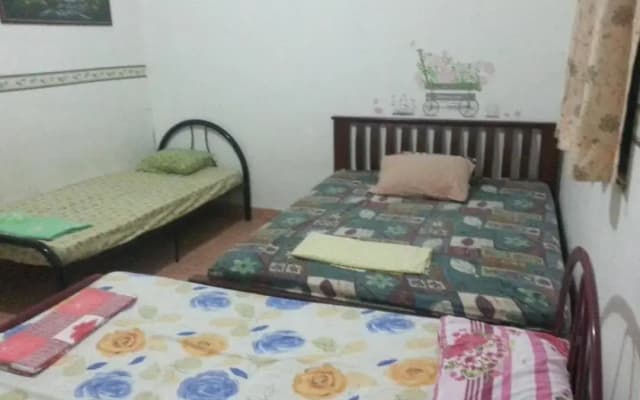 Homestay Aircond Pantai Timur Chalet Guest House Kak Mah - photo 4