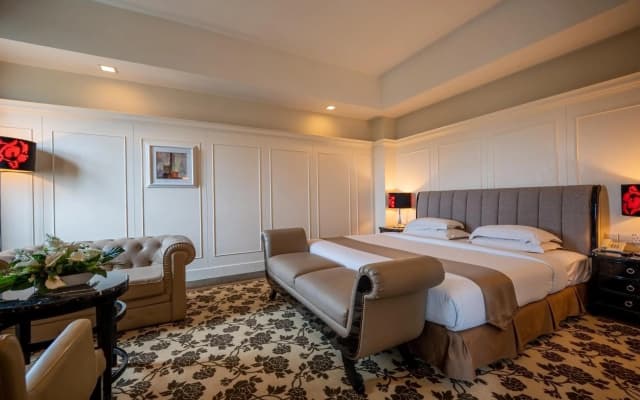 Crown Garden Hotel - photo 2