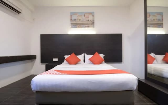 OYO 906 Happy 92 Hotel Lumut - photo 3