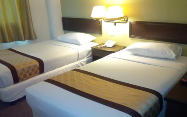 Golden Lake Garden Hotel - photo 3