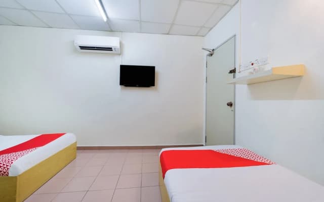 CP Hotel by OYO Rooms - photo 3
