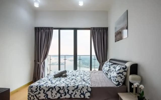 Chic 3BR in Danga Bay With Water Views & Parking - photo 2