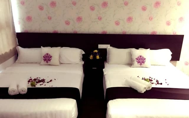 Apple 1 Hotel Queensbay - photo 4