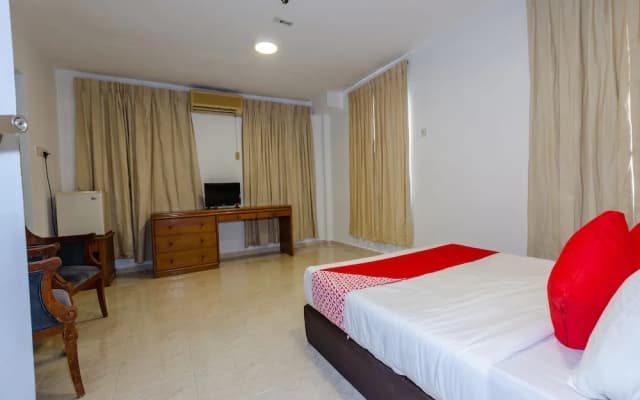 Hollitel Hotel Melaka by OYO Rooms - photo 4