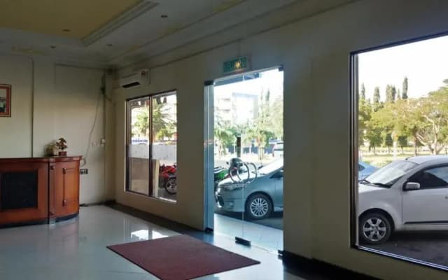 The Upper Deck Hotel - photo 2