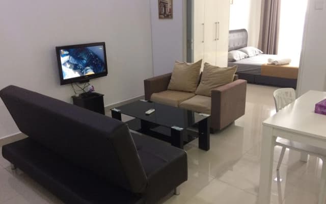 City Living with Panoramic Sea Views at Danga Bay - photo 3