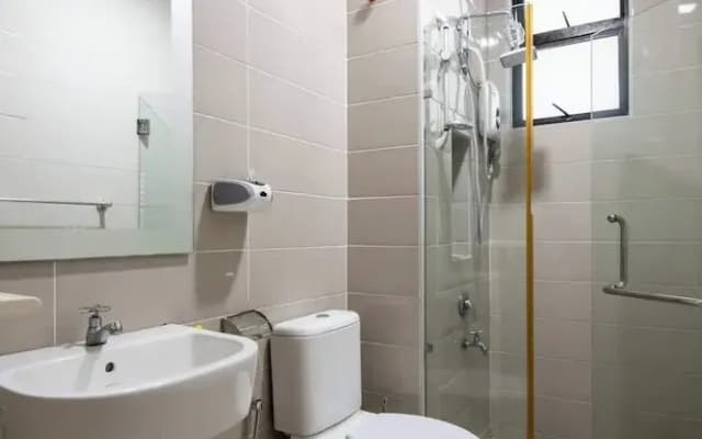 Stylish 4BR Near Paradigm Mall, Pool, Free Parking - photo 4