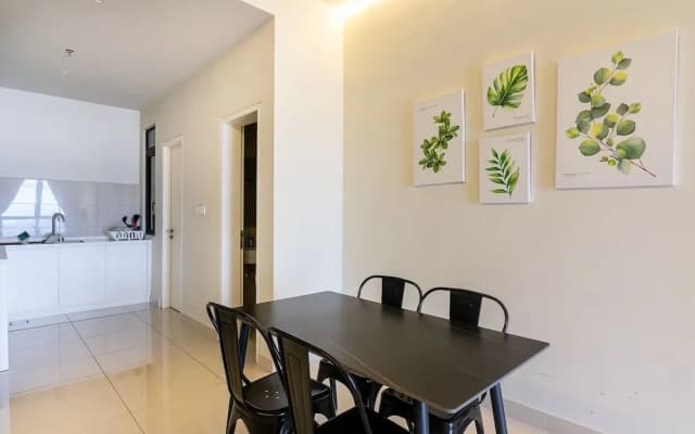 Modern 2BR Stay, Pool, Near Jonker St Melaka - photo 3