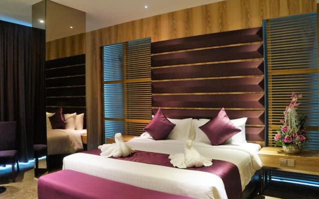 Greens Hotel & Suites - photo 3