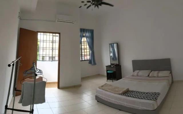 Johor Bahru 6 Bedrooms Corner House: Big & Comfort - photo 4