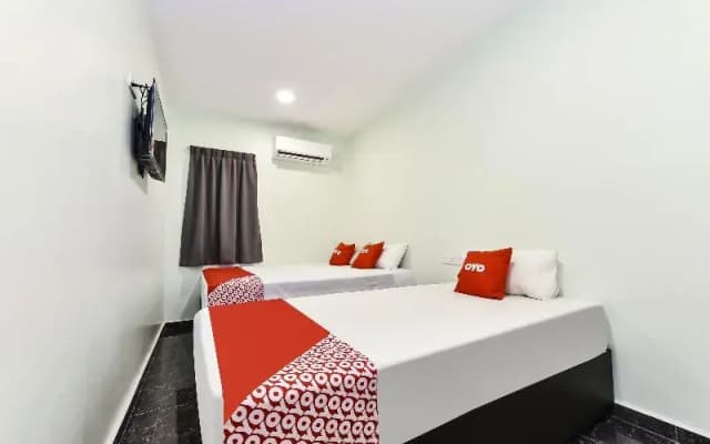 Th Hotel by OYO Rooms - photo 3