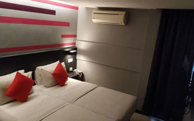 Illuminate Boutique Hostel - photo 2