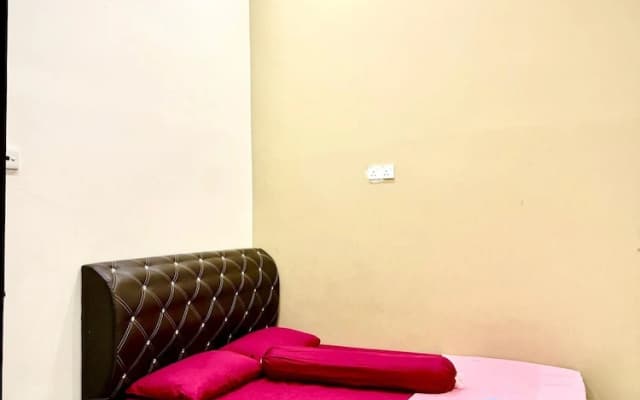 Homestay Selesa KBK Guesthouse - photo 4