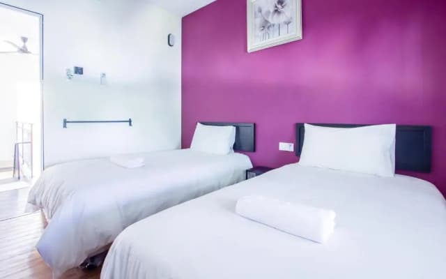 Explore 4BR Gardenhouse Retreats (Free Parking) - photo 3