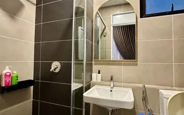 D’pristine 4 bedder sea view condo 36-02A opp legoland - photo 3