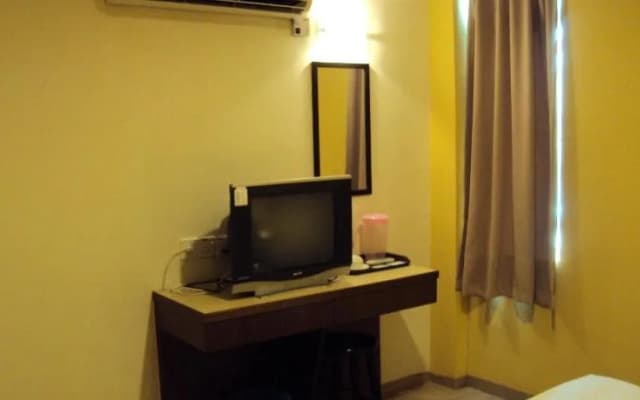 Golden Bay Hotel - photo 4