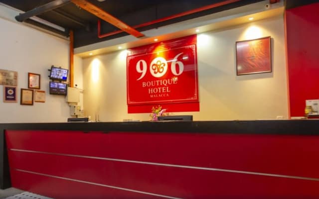 906 Hotel Kota Laksamana - photo 2