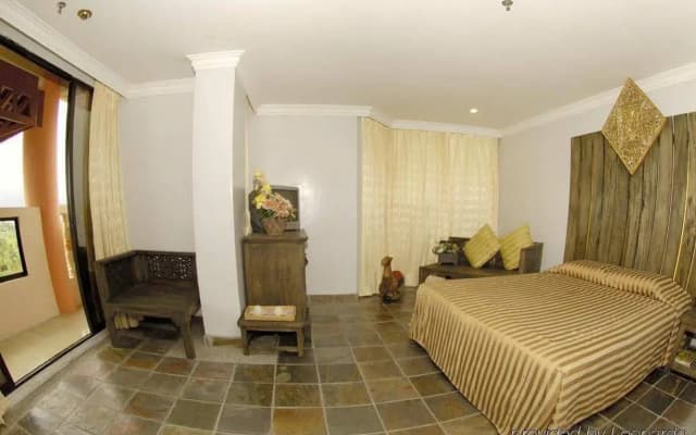 Eagle Bay Hotel - photo 3