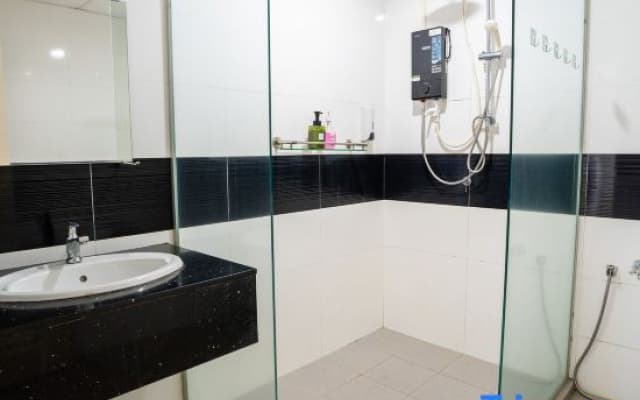 2-bedroom condo with free parking on premises. - photo 4